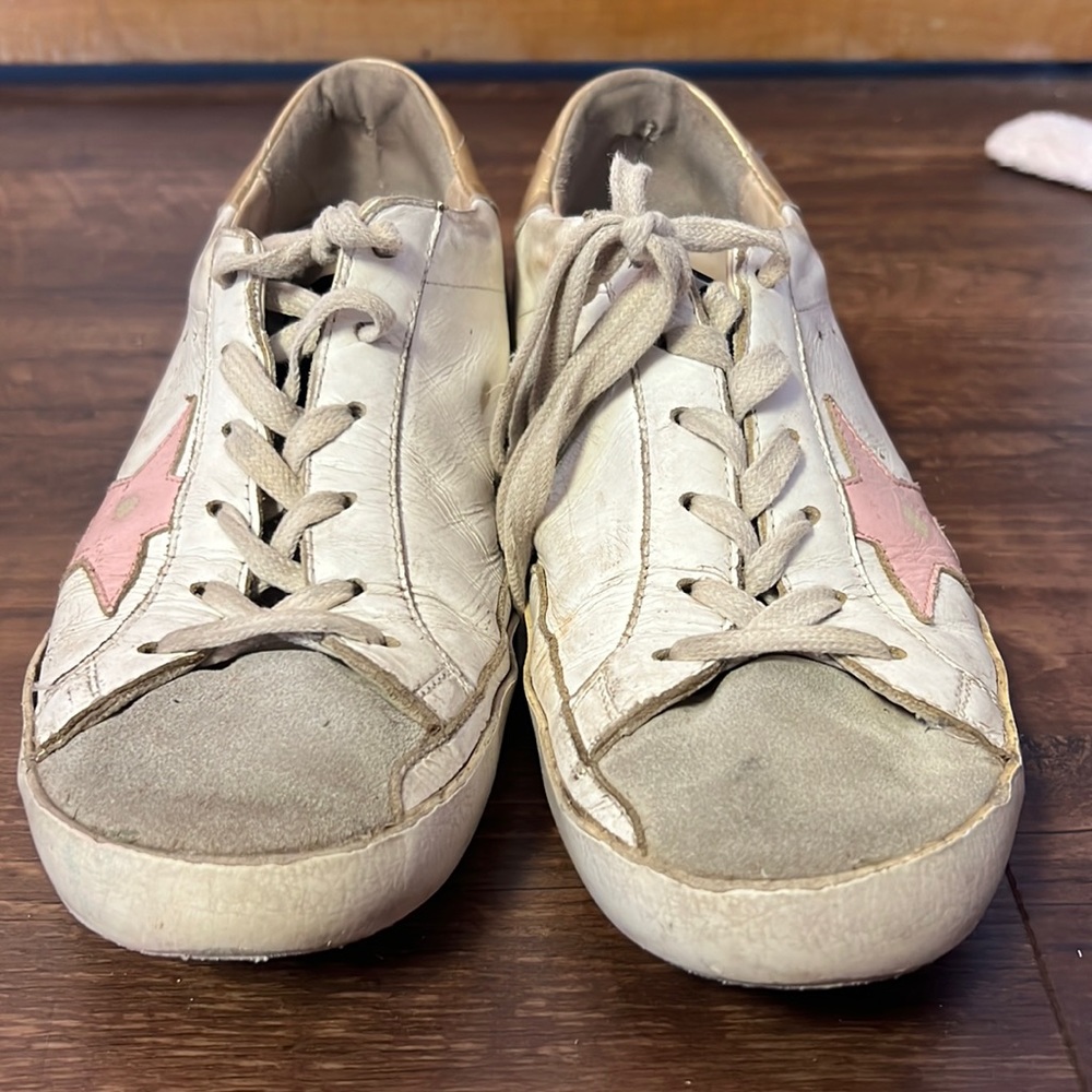 Golden Goose. White sneakers featuring pink leather star and golden heel tab